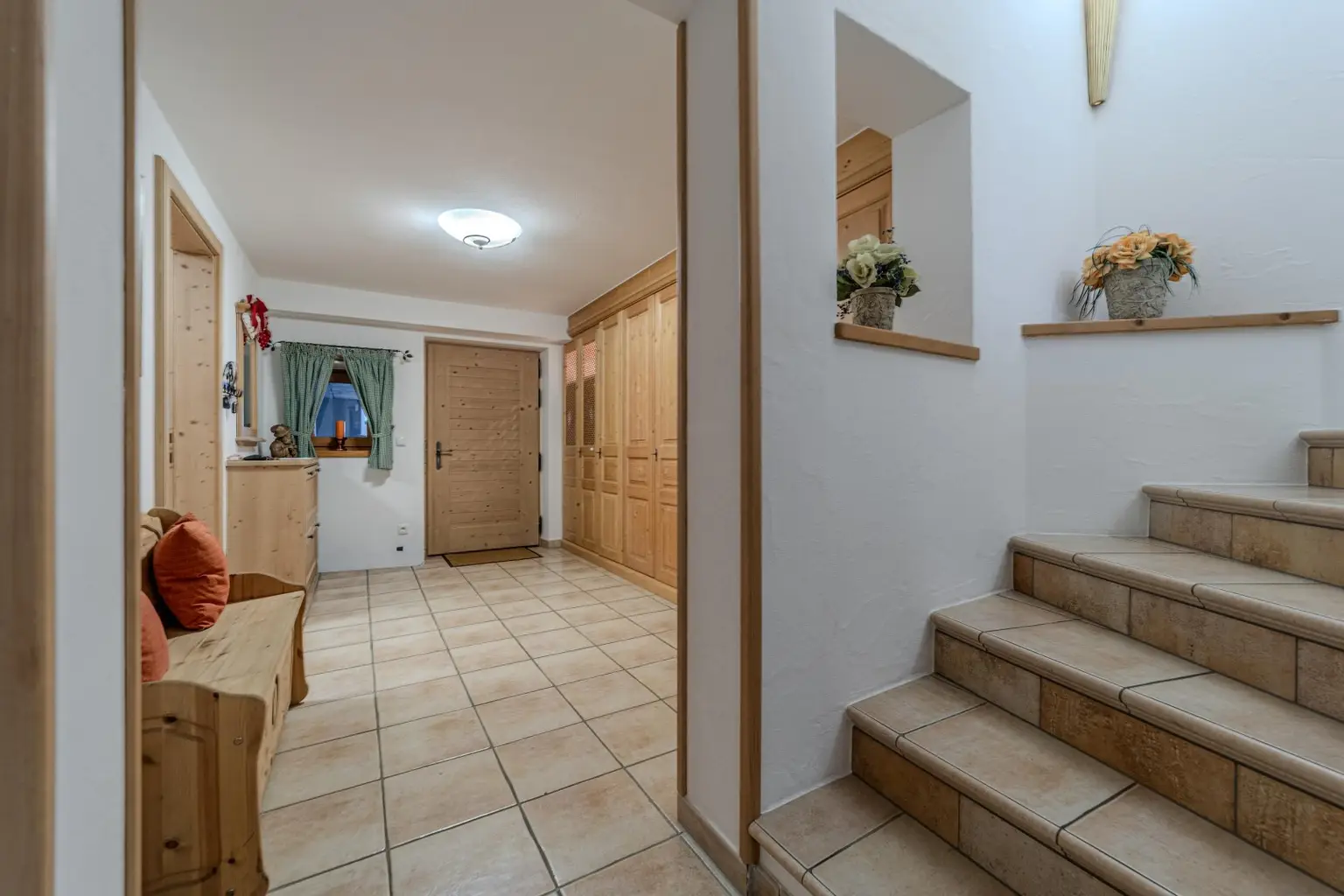 Eingang/Garderobe/Stiege ins OG