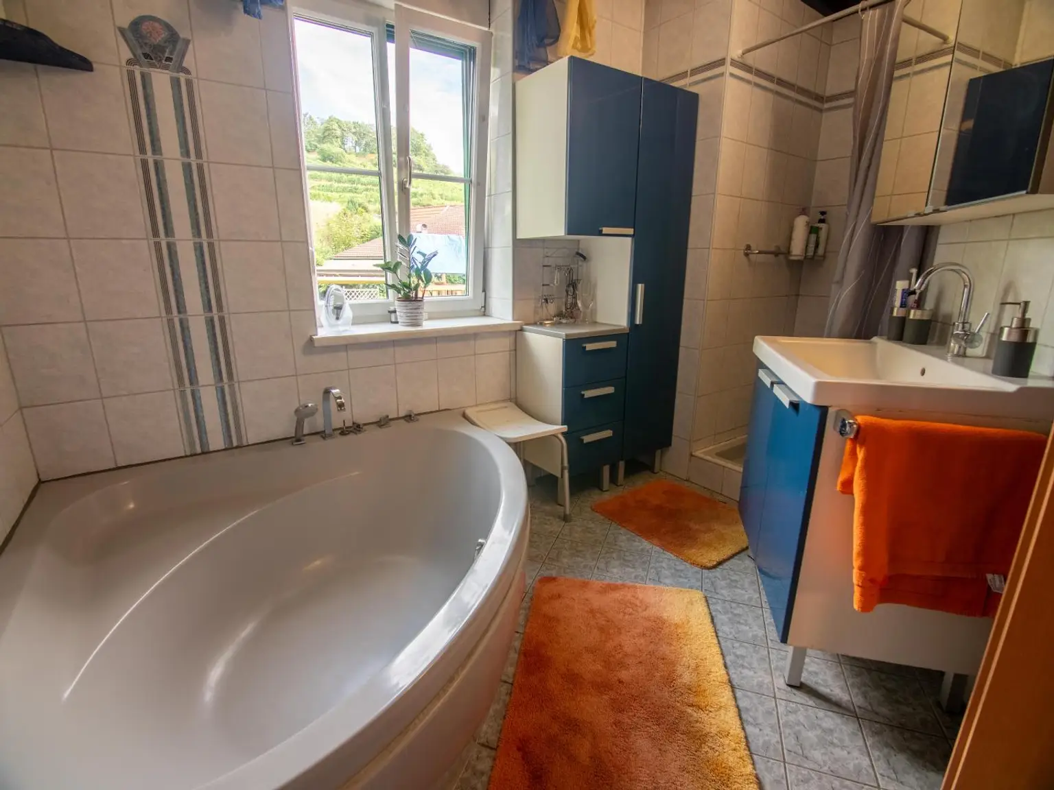 Großes Wohnhaus mit Heurigenlokal / 5 Gästezimmern und einem Miethaus