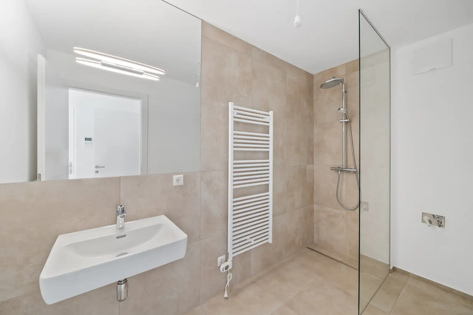 Sehr helle DG-Wohnung direkt bei der Alten Donau