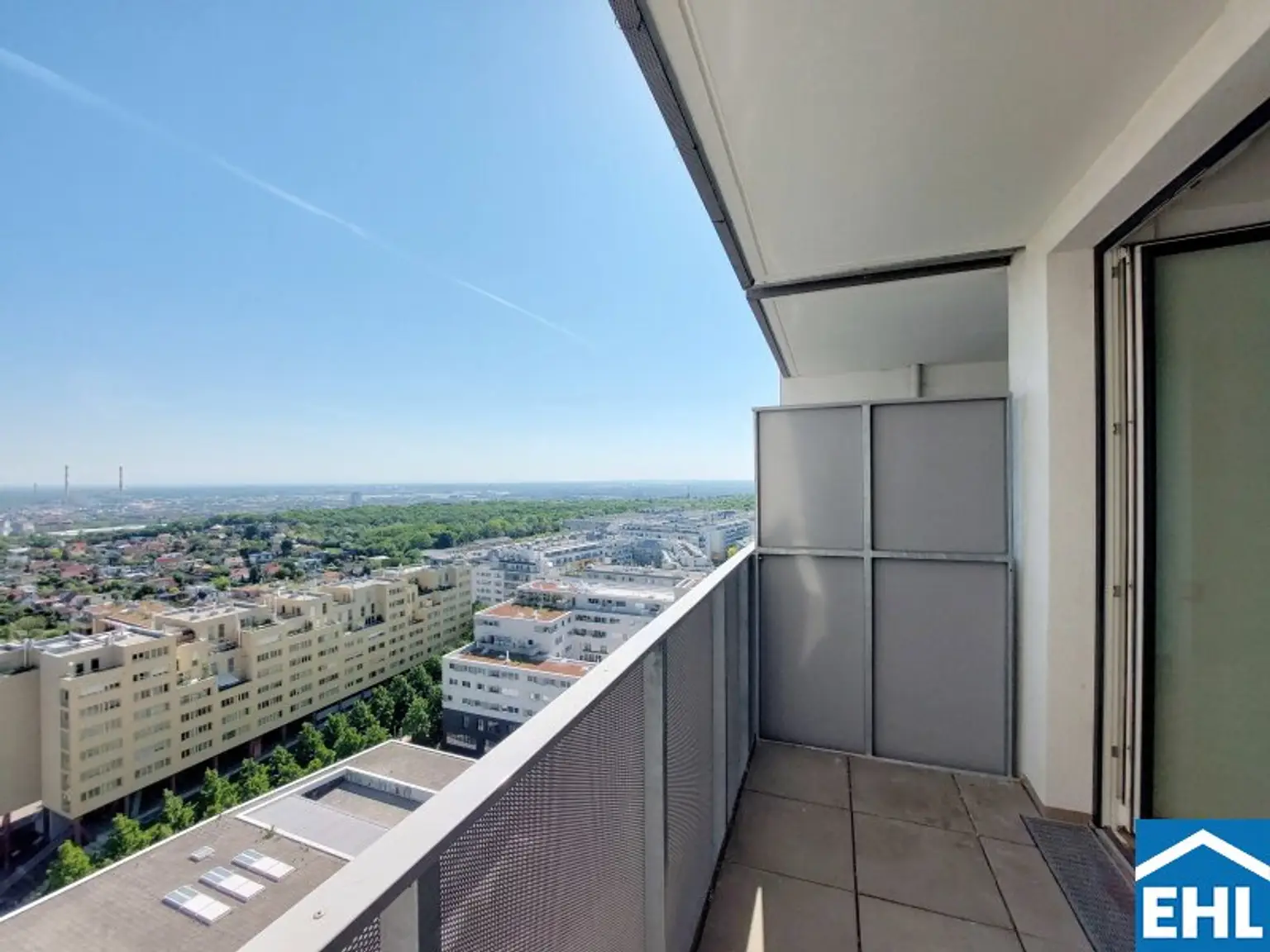 Traumhafte 2 Zimmerwohnung mit Balkon im 12. Stock im MySky-Tower