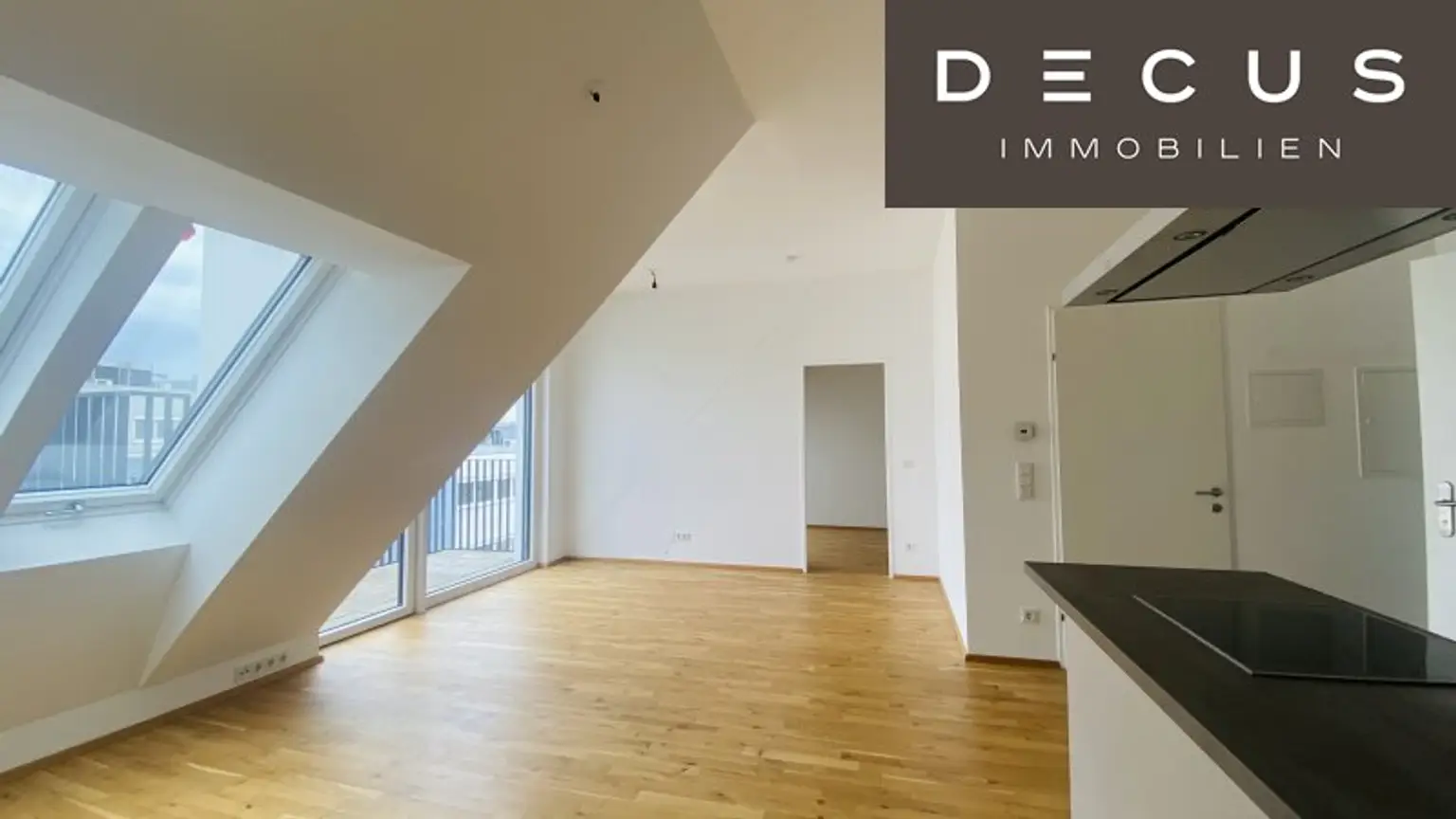 / BALKON / 3 ZIMMER / 2 BÄDER /  MODERNE ANLAGE / U-BAHN NÄHE