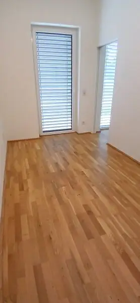 NEUBAU - ERSTBEZUG - Top 2 - Wunderschöne 2 Zimmerwohnung mit kleinem Garten, Terrasse und einem eigenen Tiefgaragenplatz