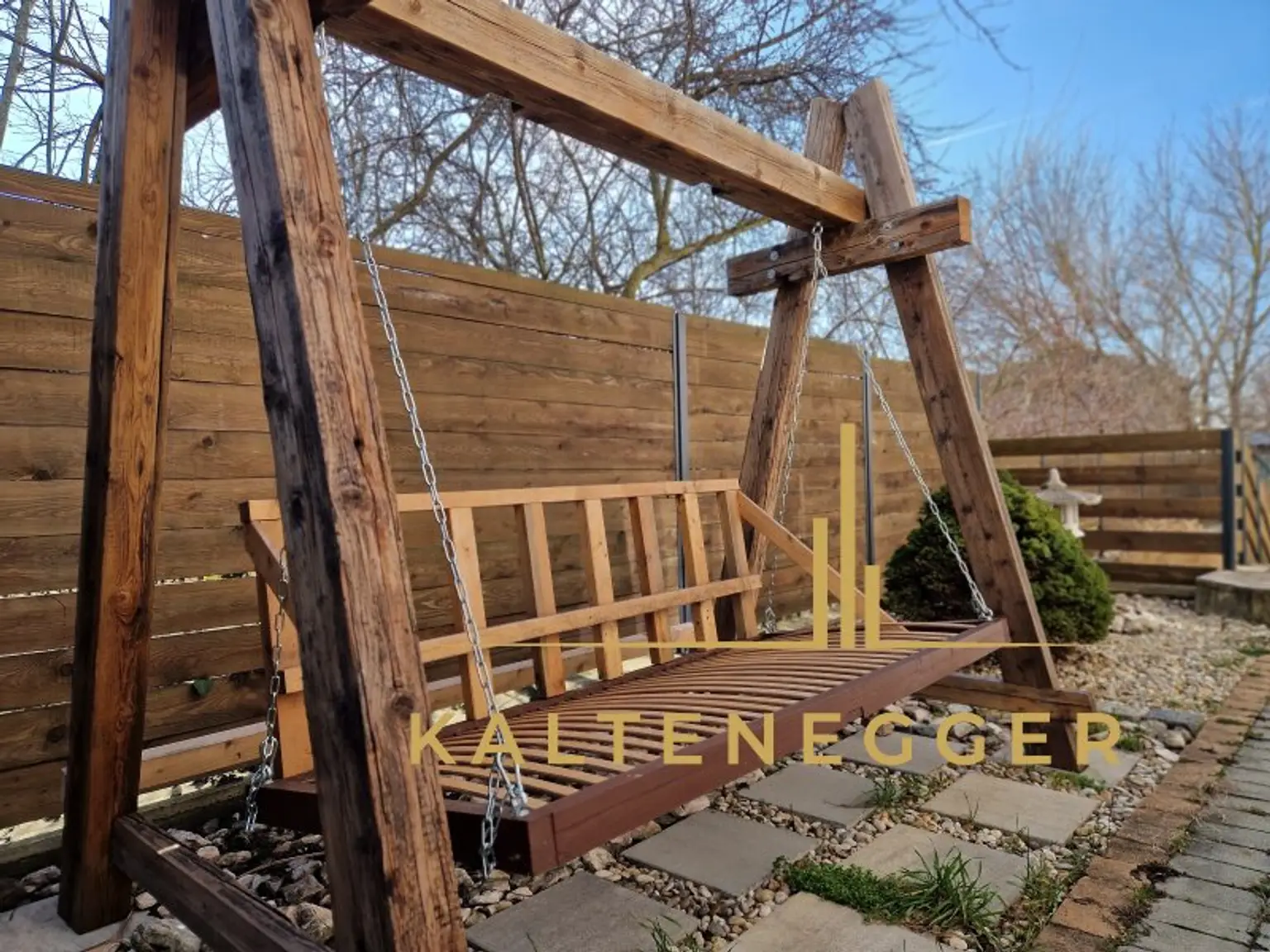 Hollywoodschaukel im Garten