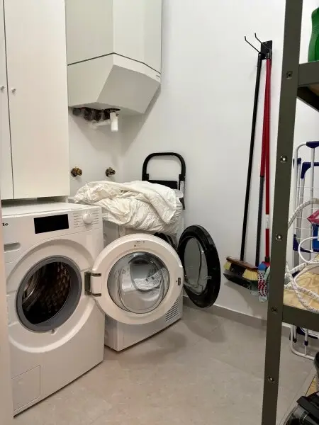 TRAUMHAFTE KLIMATISIERTE ALTBAUWOHNUNG MIT 2 BÄDERN UND BALKON - MÖBEL OPTIONAL