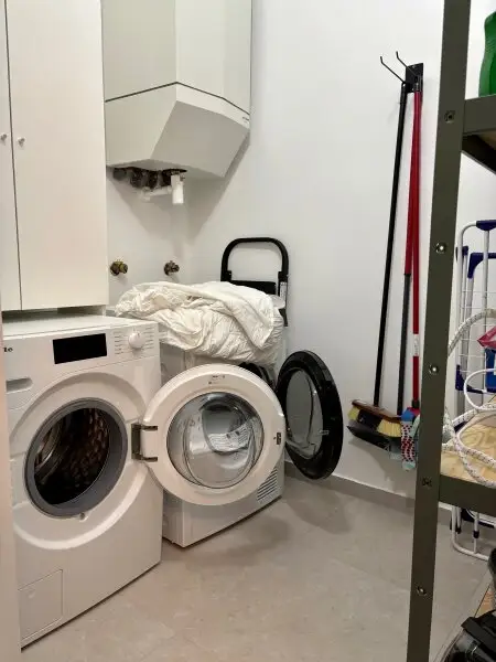 TRAUMHAFTE KLIMATISIERTE ALTBAUWOHNUNG MIT 2 BÄDERN UND BALKON - MÖBEL OPTIONAL