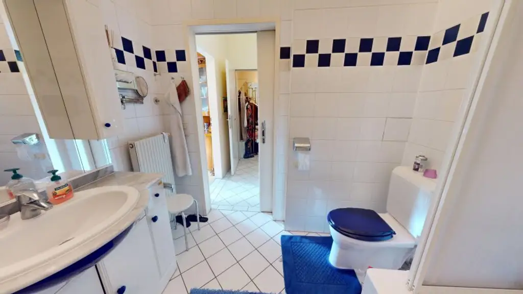 Helle DG-Wohnung mit Balkon | Garagenplatz optional