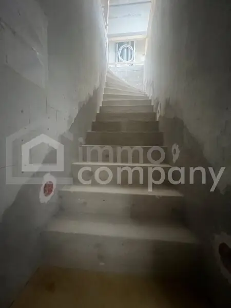 Schöne zweistöckige Wohnung mit Blick auf den Garten.