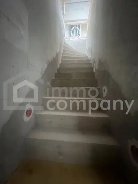 Schöne zweistöckige Wohnung mit Blick auf den Garten.