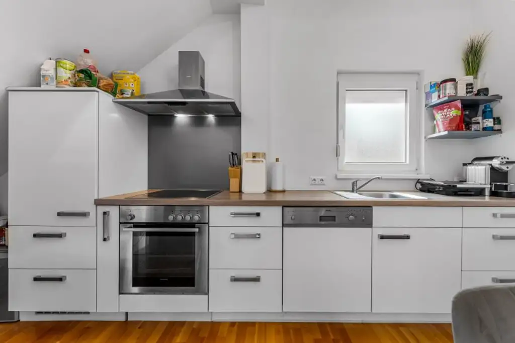 Charmante 3-Zimmer-Dachgeschosswohnung mit Terrasse und Bergblick in Klagenfurt!