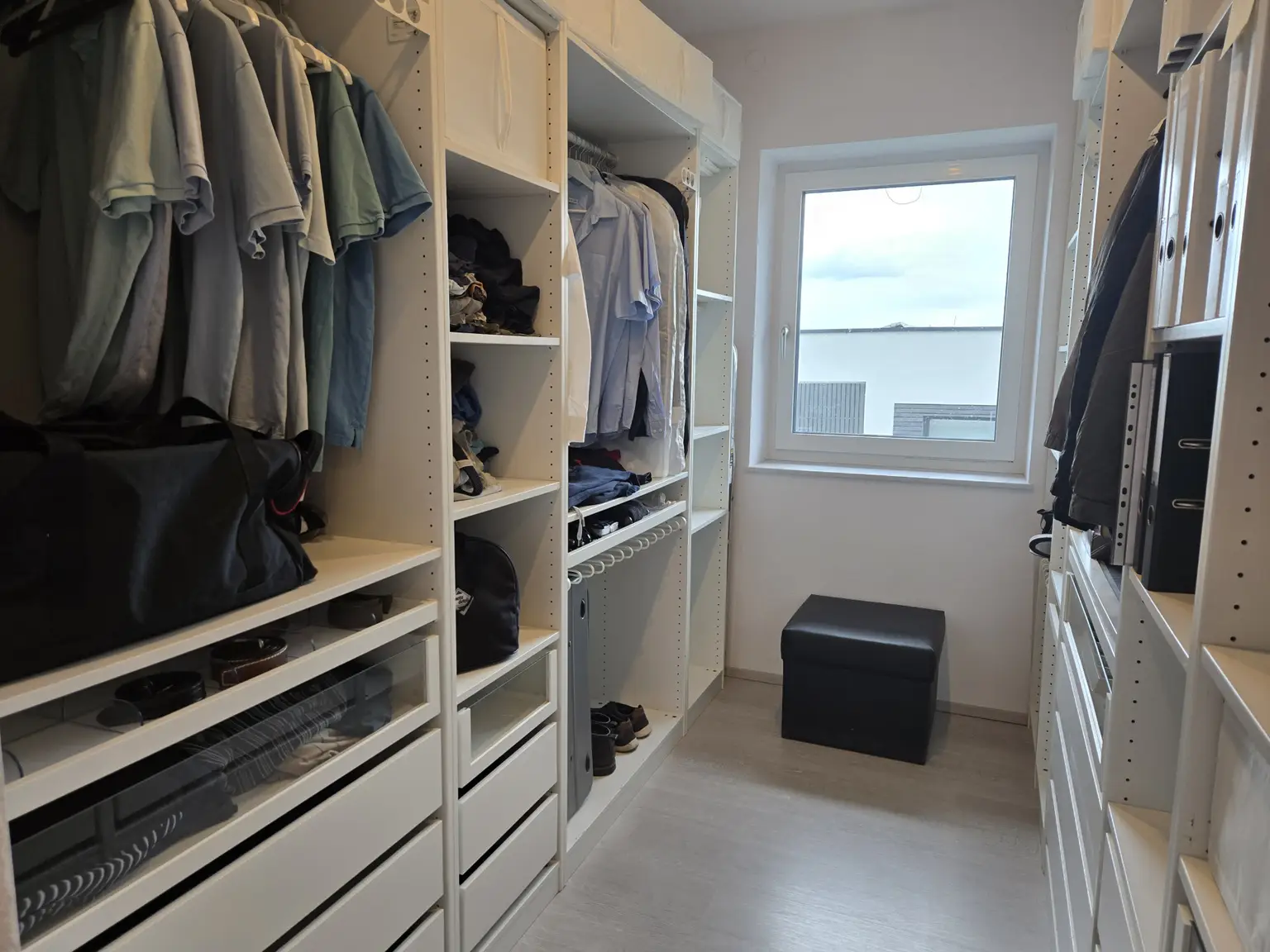 Begehbarer Kleiderschrank