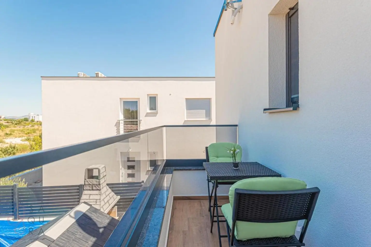 Modernes Wohndomizil mit Stil – Halbvilla mit Pool in Vodice