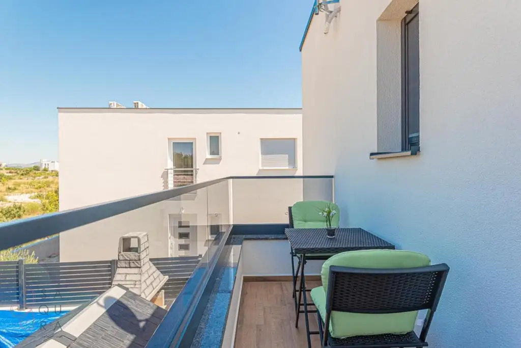 Modernes Wohndomizil mit Stil – Halbvilla mit Pool in Vodice