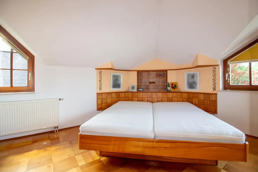 Einfamilienhaus mit Pool, Garten & Aussicht – Praxis & Mietpotential