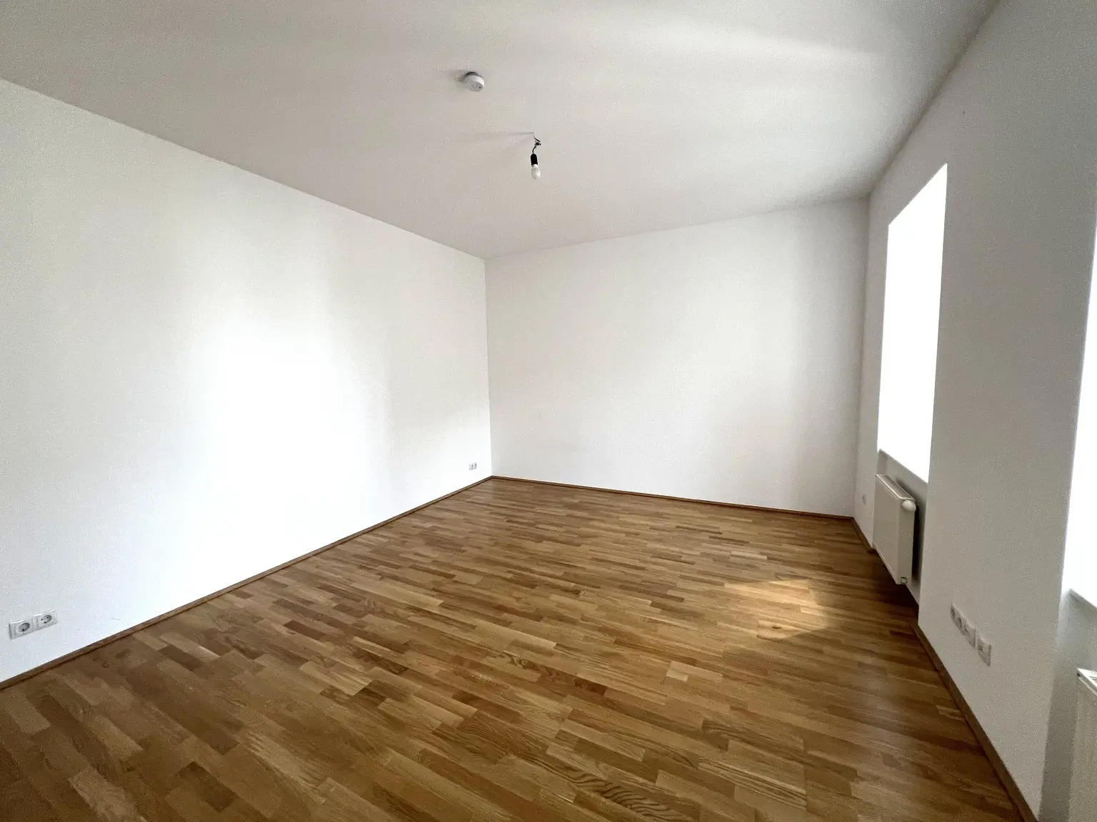 UNBEFRISTET: Wohnen in Bestlage: Attraktive klimatisierte Dachgeschoss-Wohnung in der Neubaugasse