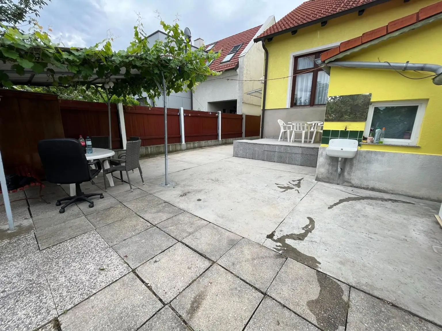 Innenhof mit Terrasse und Pergola