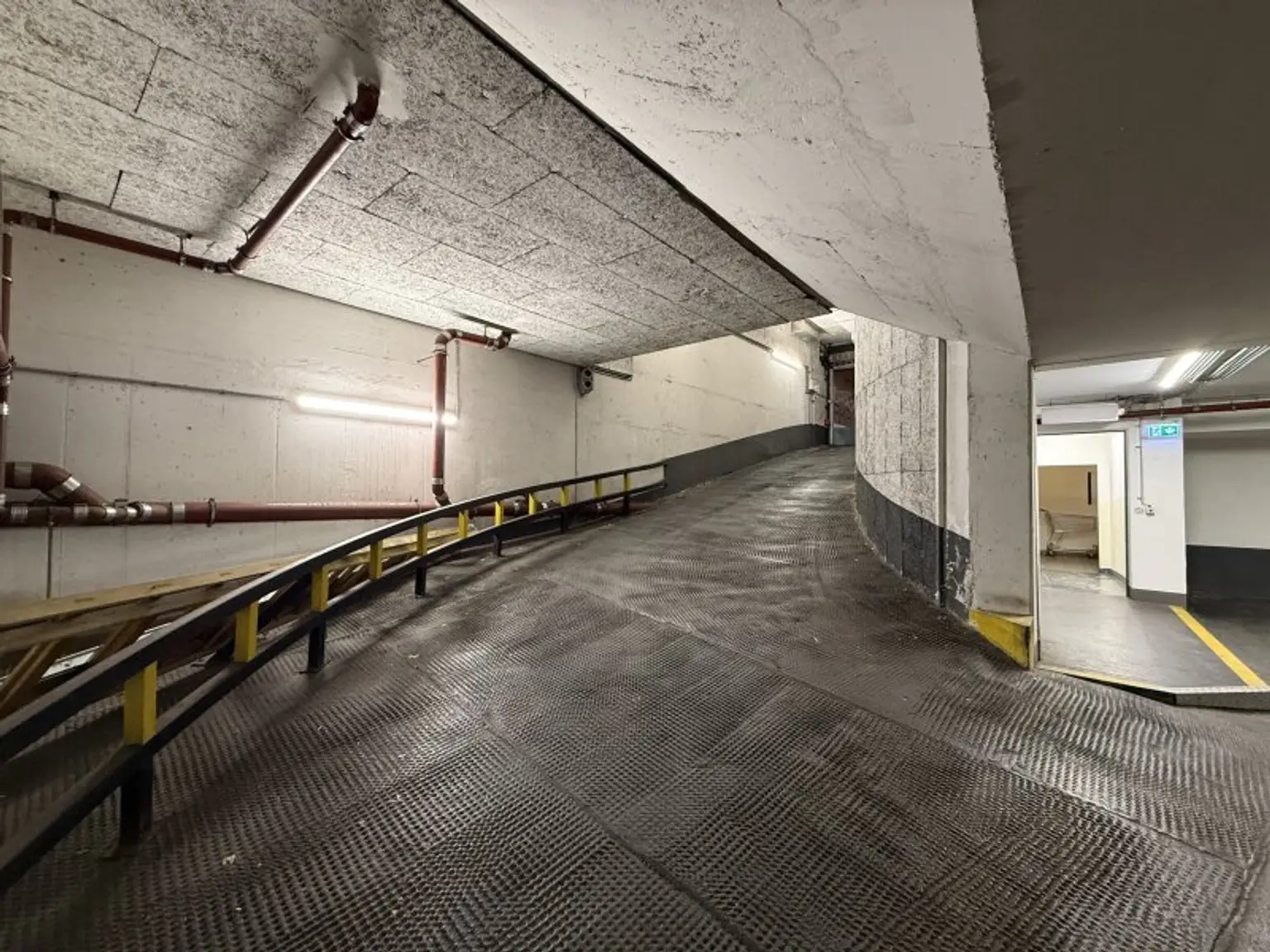 Tiefgaragenstellplatz in der Ziegelofengasse 33, 1050 Wien zu vermieten