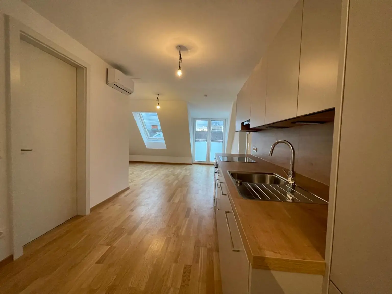 DACHGESCHOSS-Traum in Döbling: 3 Zimmer, sehr große Dachterrasse mit Ausblick, Balkon, 2 Loggien, Klimaanlage, Lift, Top-Ausstattung