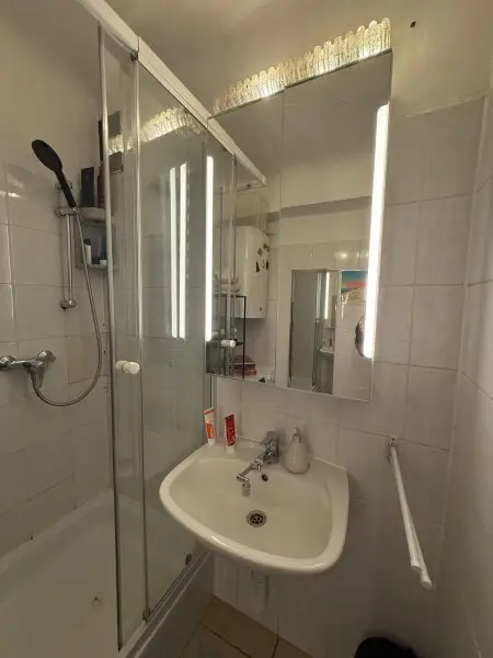Gut geschnittene 2-Zimmer-Wohnung mit kleinem Balkon - U-Bahn Nähe