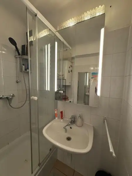 Gut geschnittene 2-Zimmer-Wohnung mit kleinem Balkon - U-Bahn Nähe