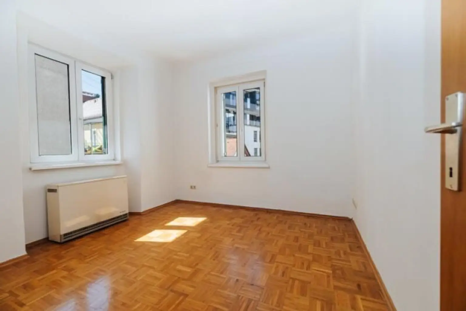 FREI AB SOFORT I ZENTRUMSNAH – JAKOMINIPLATZ UM DIE ECKE I LICHTDURCHFLUTET I KOMFORTABLE DUSCHE I STILVOLLE KÜCHE I HAUSTIERE WILLKOMMEN I TOP-ADRESSE I PROJEKT WOHNEN