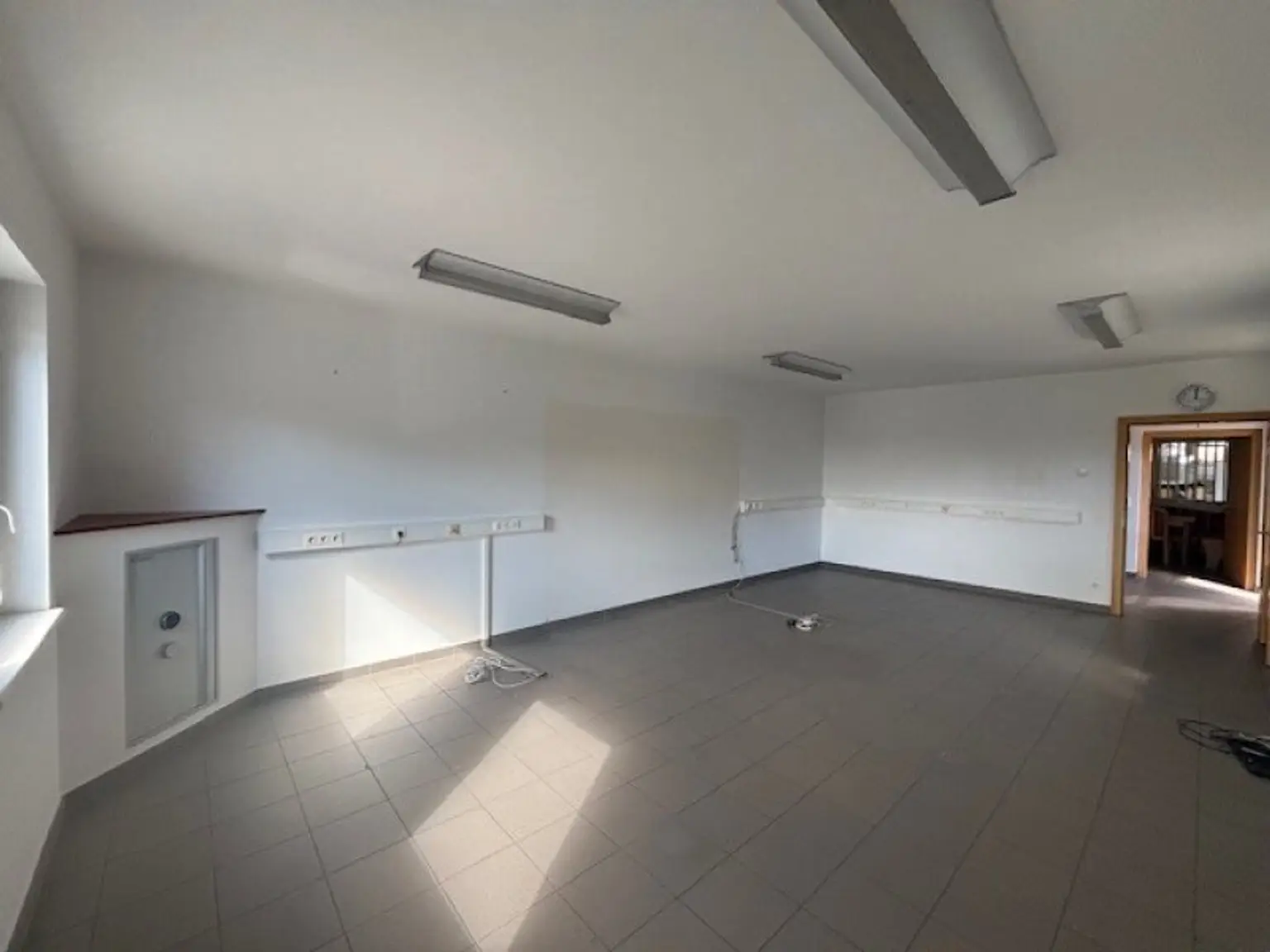Neusiedl am See - modernes, großzügiges Bürogebäude mit Halle und Parkplatz