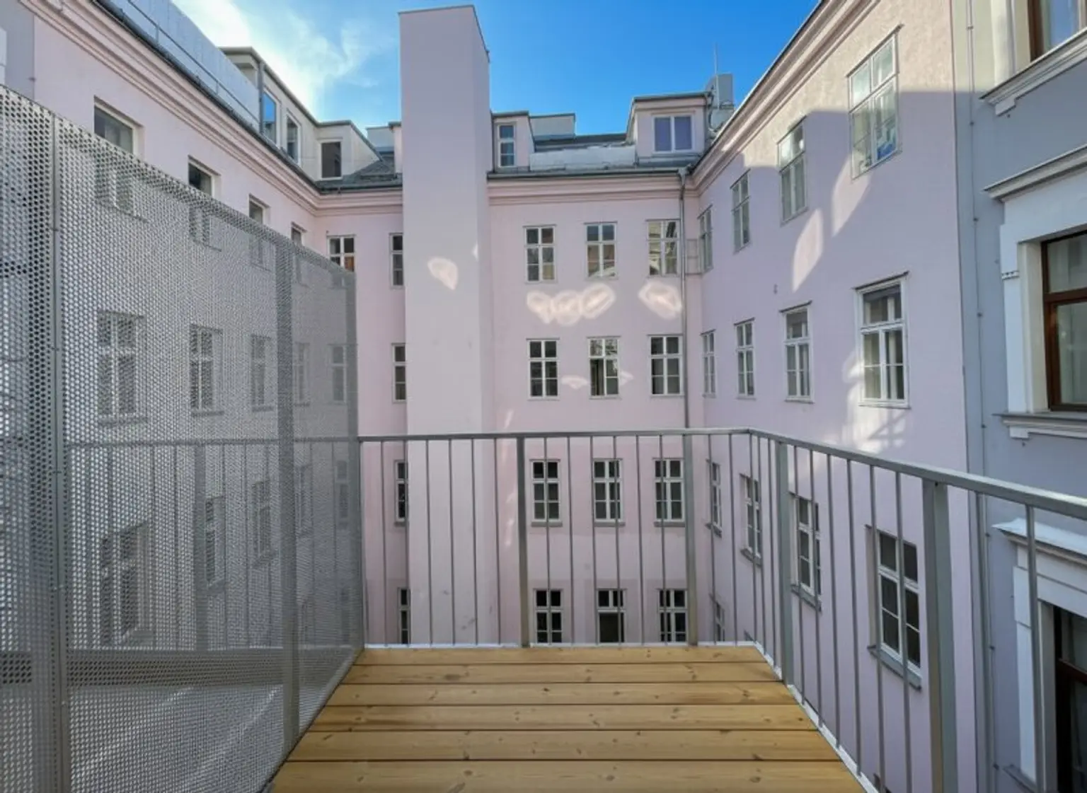 NÄHE NESTROYPLATZ: wunderschön sanierte 2-Zimmer-Altbauwohnung mit südseitigem Balkon