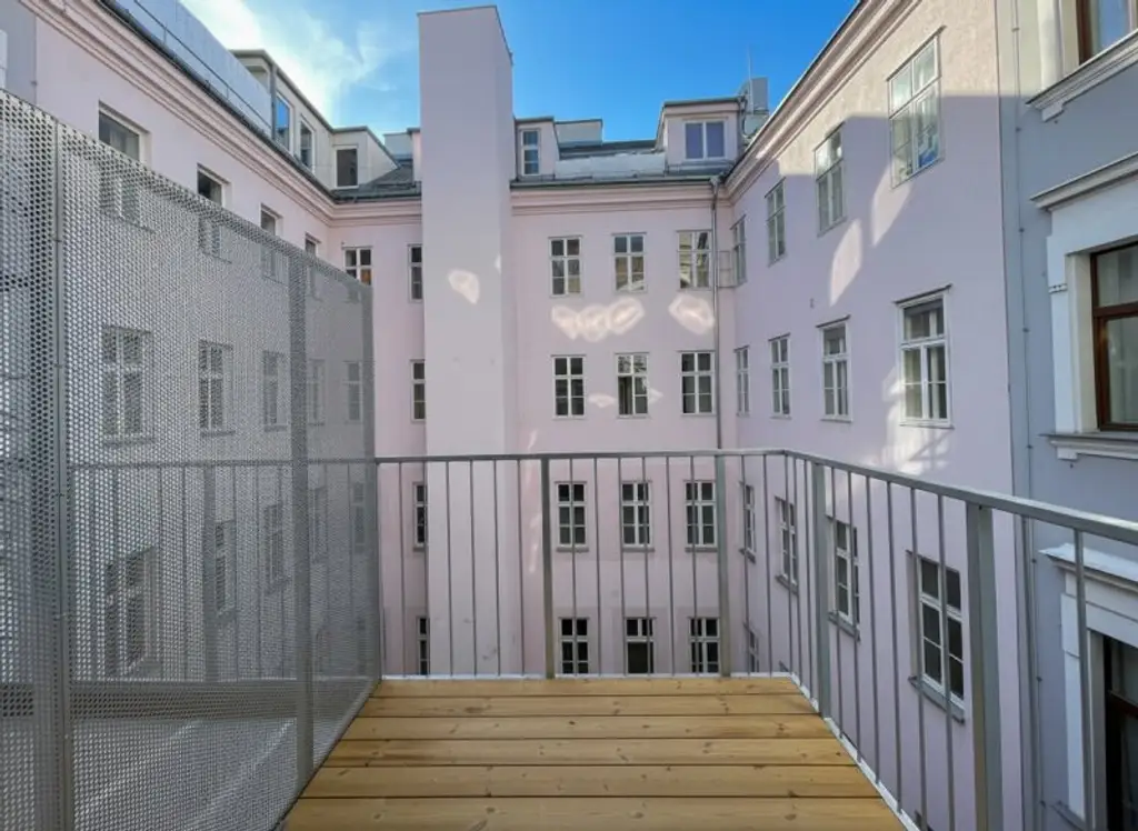 NÄHE NESTROYPLATZ: wunderschön sanierte 2-Zimmer-Altbauwohnung mit südseitigem Balkon
