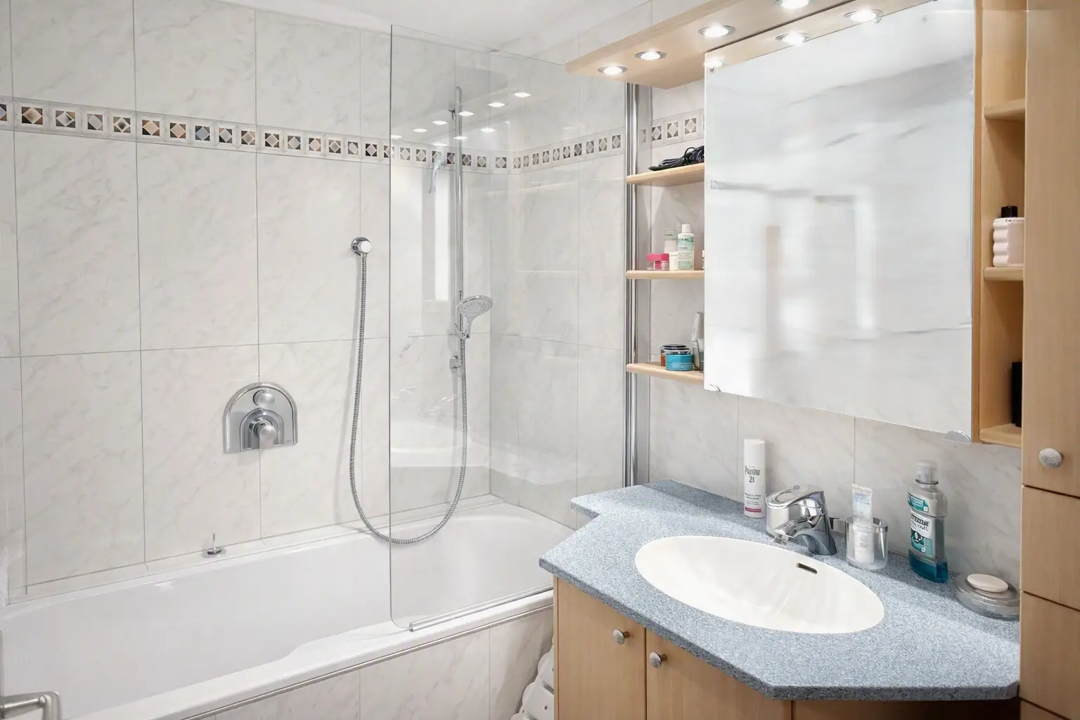 Bad mit Wanne