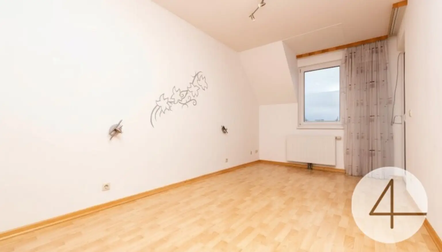 Dachgeschosswohnung mit Balkon in ruhiger aber zentraler Lage! Bahnhofsnähe