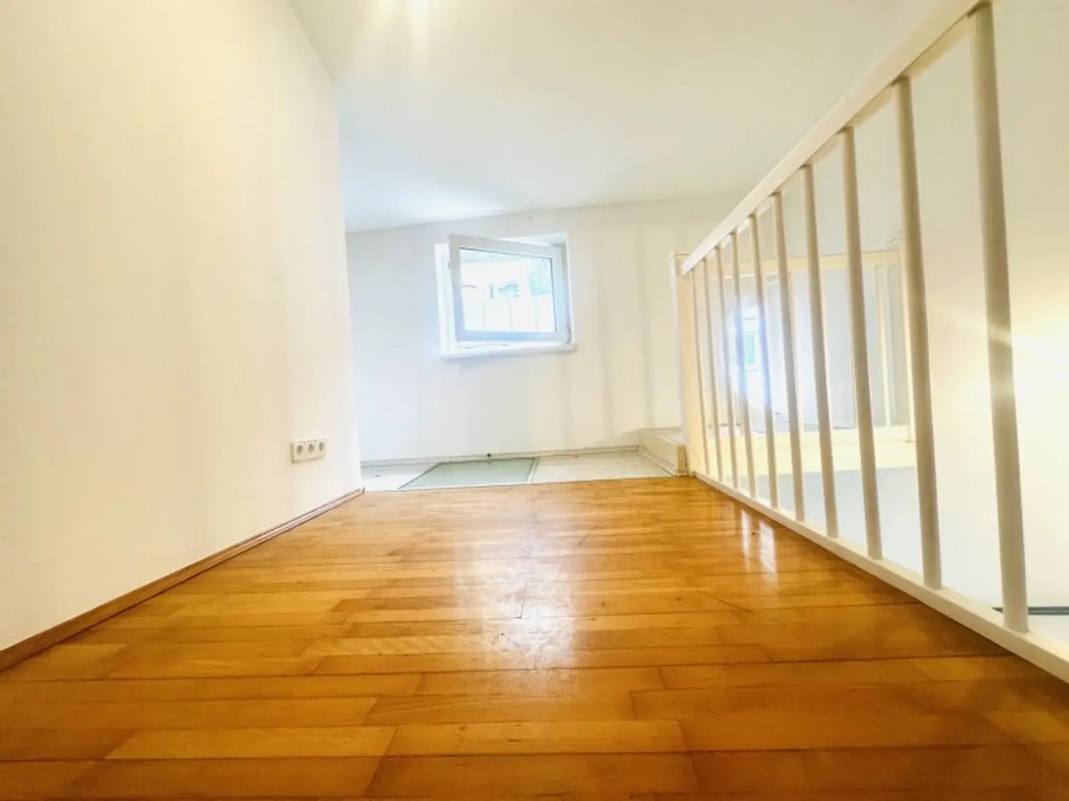 Maisonette-Traum auf zwei Ebenen – Terrasse, Galerie, Tiefgarage & perfekte Anbindung I Fernwärme  !