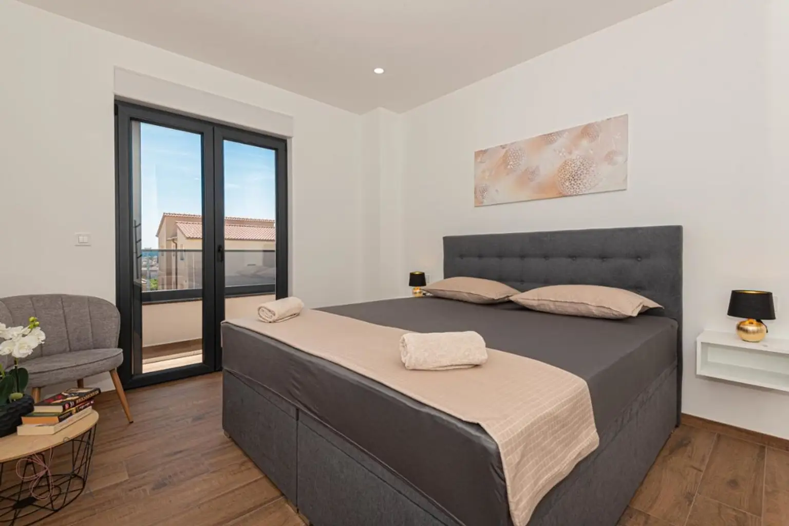 Modernes Wohndomizil mit Stil – Halbvilla mit Pool in Vodice