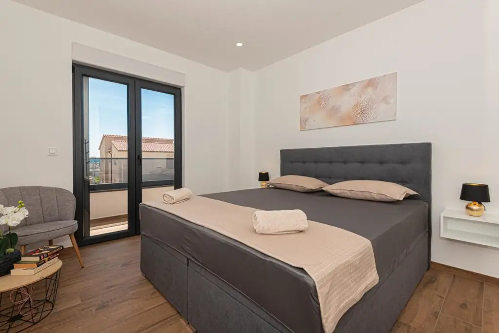 Modernes Wohndomizil mit Stil – Halbvilla mit Pool in Vodice