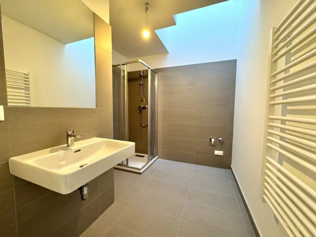 2 Zimmer DG Wohnung mit separatem Arbeitsbereich - großzügige Terrasse & Klimaanlage - Erstbezug - UNBEFRISTETE Mietdauer