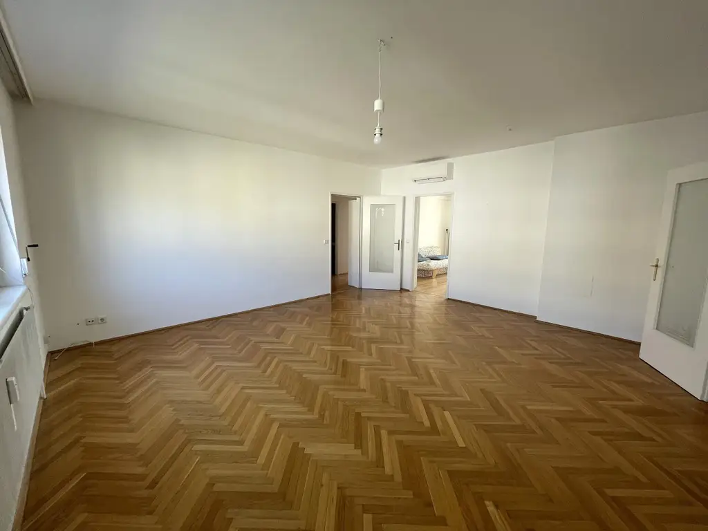 Zentrale 4-Zimmer-Wohnung mit Klimaanlage, Loggia & Ötscherblick