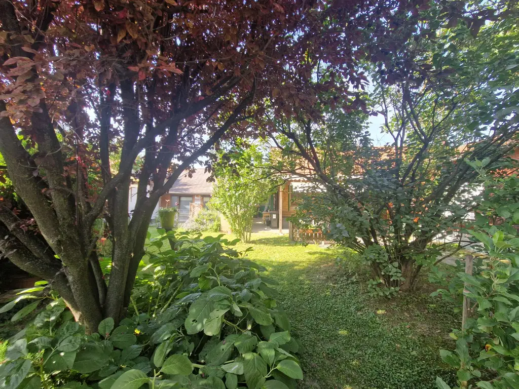 LIEBEVOLLES LANDHAUS FÜR ZWEI PERSONEN IN GRÜNLAGE MIT GESCHLOSSENEM, ABSOLUT UNEINSEHBAREM INNENHOF UND HERRLICHEM GARTEN SAMT GRILLPLATZ UND NEBENGEBÄUDEN