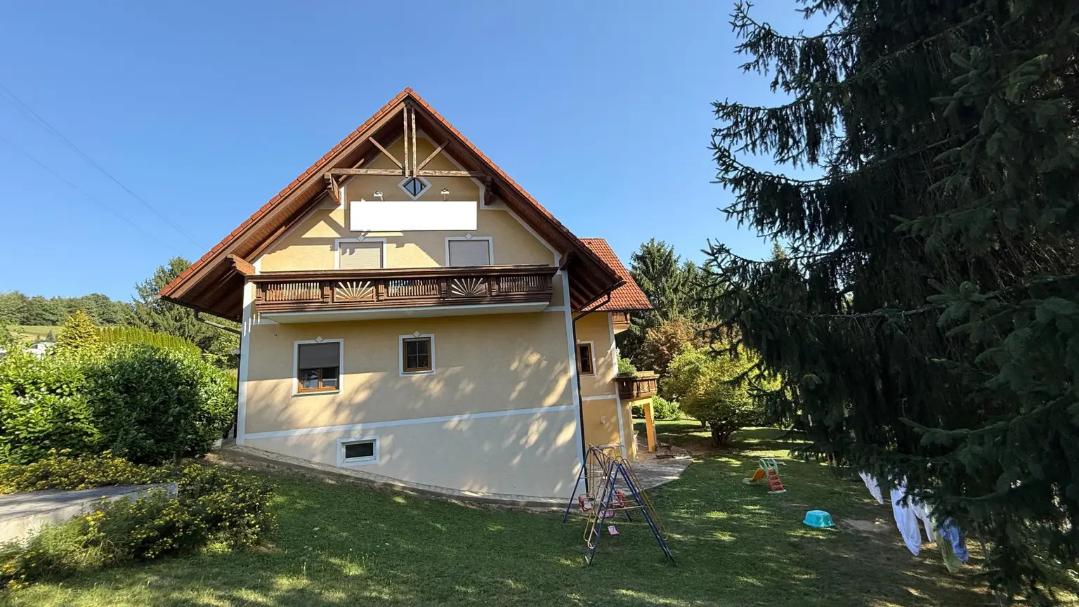 „Wohnen & Wohlfühlen im Hügelland – vielseitige Immobilie mit 8 Gästezimmern & Privatwohnung“