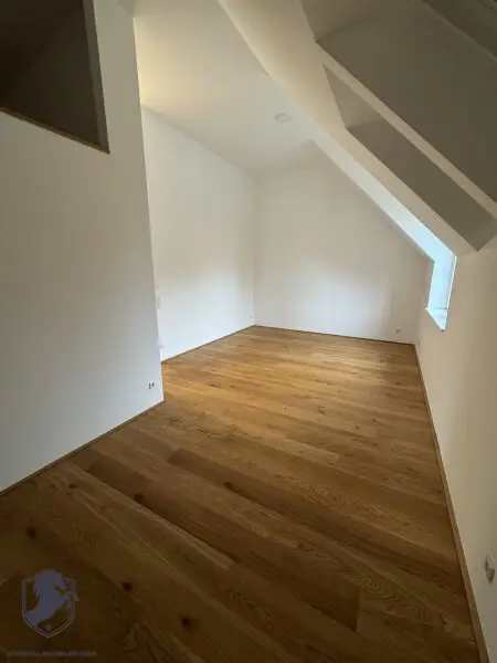 Stilvoll wohnen im Herzen von Wien: Dachgeschosswohnung mit Terrasse und Parkplatz in 1140 Wien!