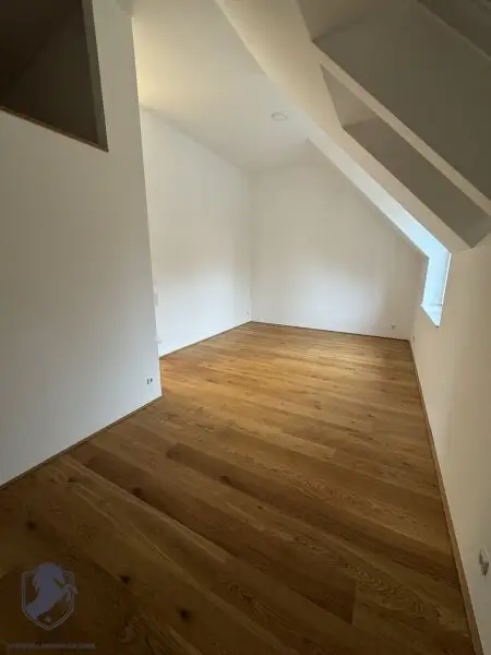 Stilvoll wohnen im Herzen von Wien: Dachgeschosswohnung mit Terrasse und Parkplatz in 1140 Wien!