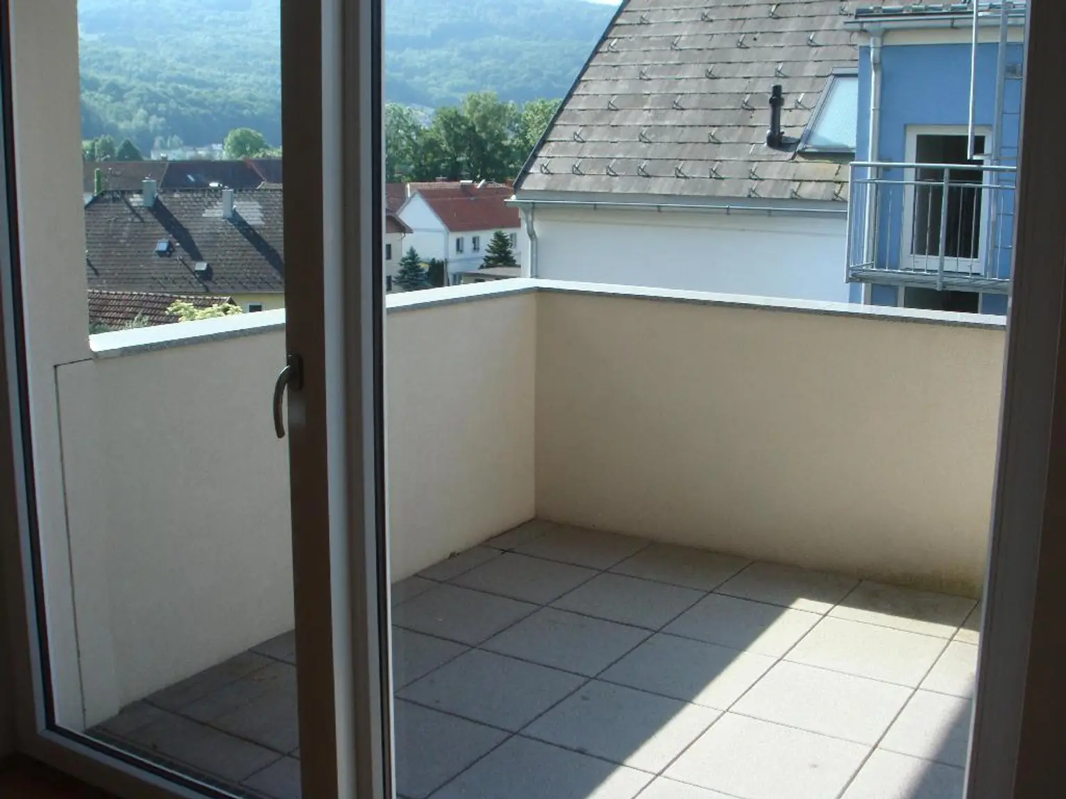 Wohnzimmer mit Balkon