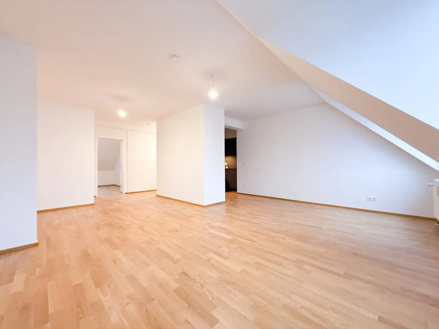 TOP ZUSTAND! 2-Zimmer Dachgeschoßwohnung in 1200 Wien mit Lift zu vermieten
