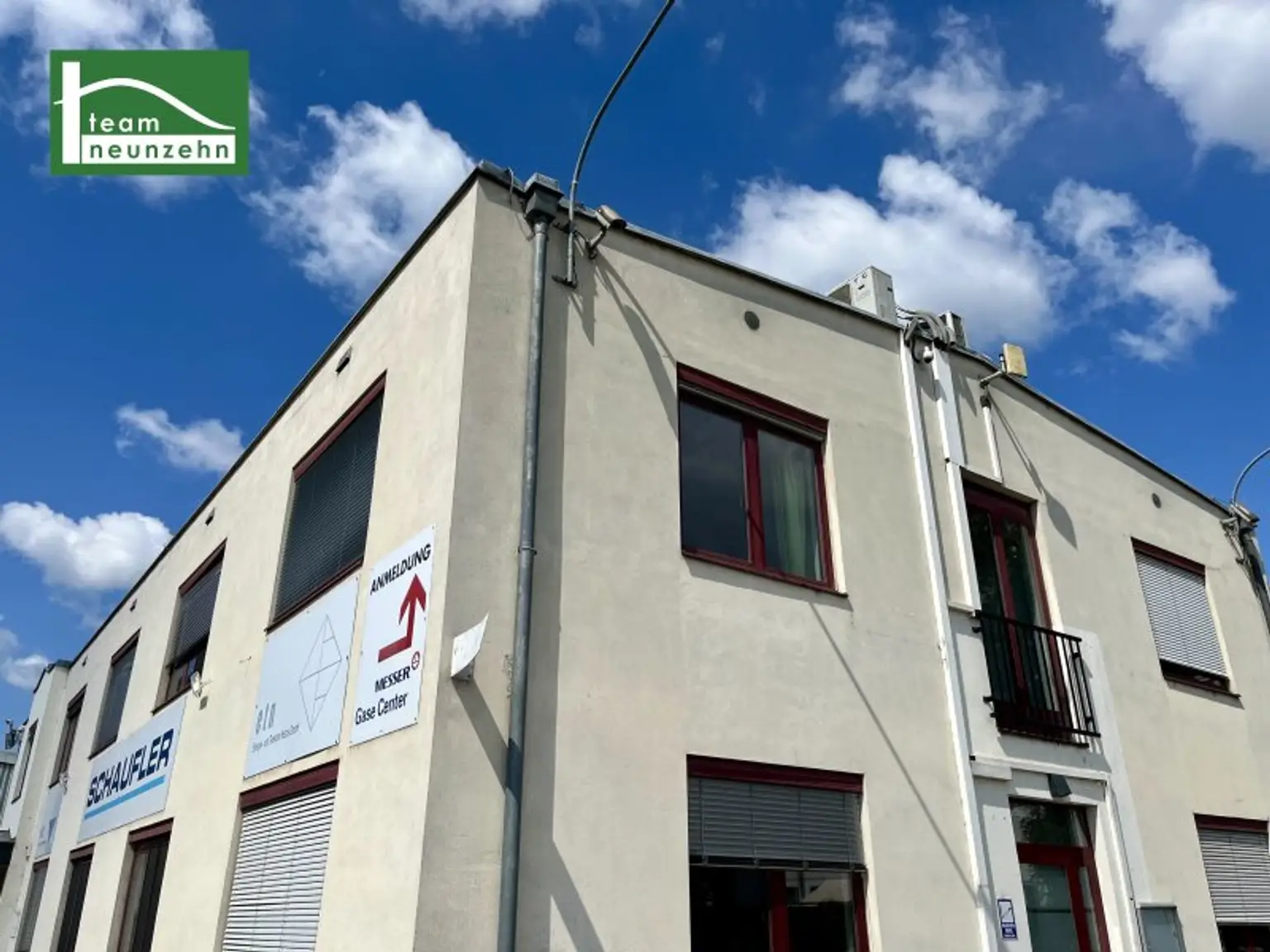 Büroflächen im Gewerbegebiet Strebersdorf. 1 gesamtes Stockwerk! 6 Parkplätze inkludiert!