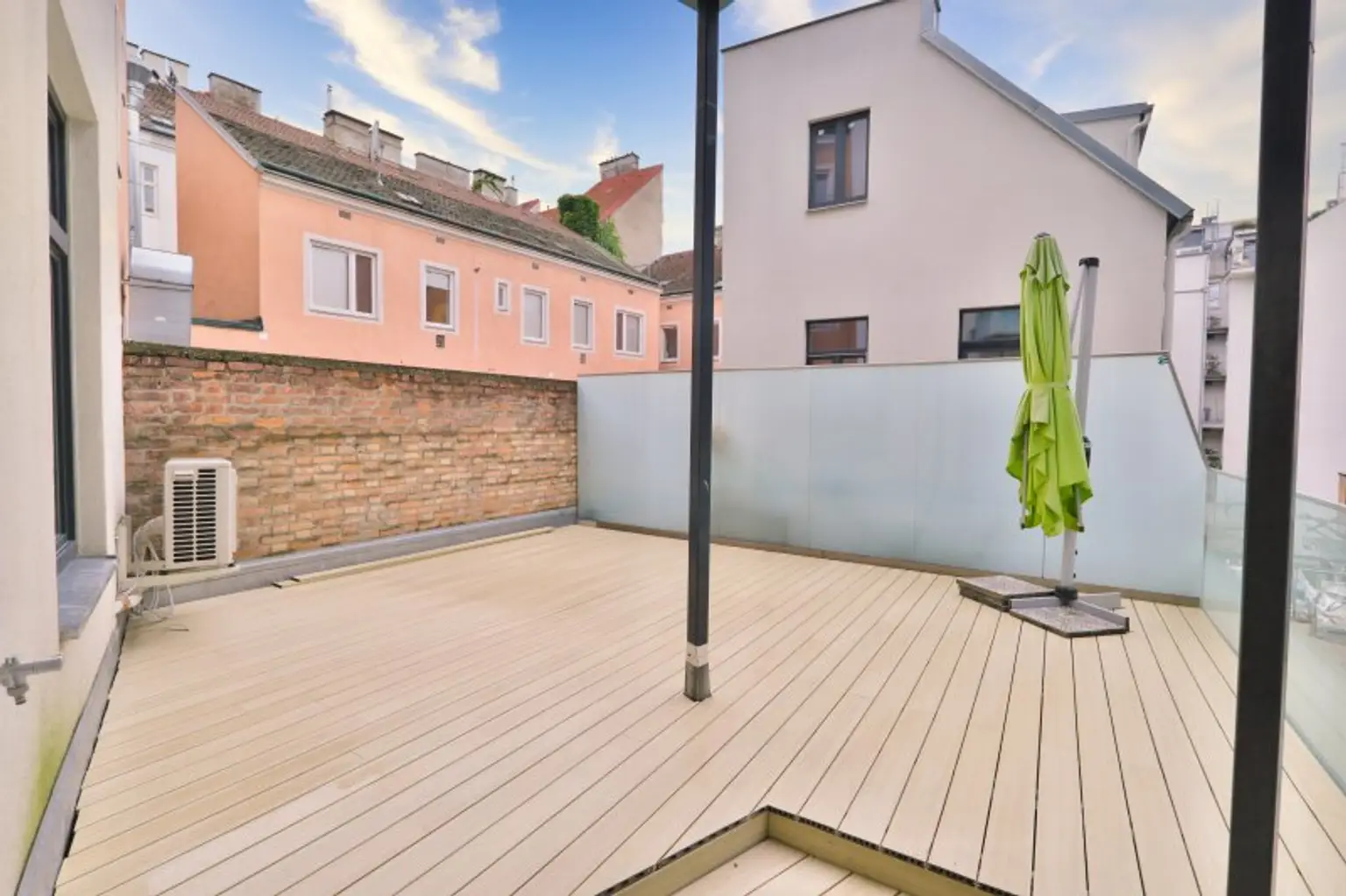 SIEBENBRUNNENPLATZ: Wohnküche + 2 Zimmer + 32 m² Terrasse (neben neuer U2-Station Reinprechtsdorfer Straße)