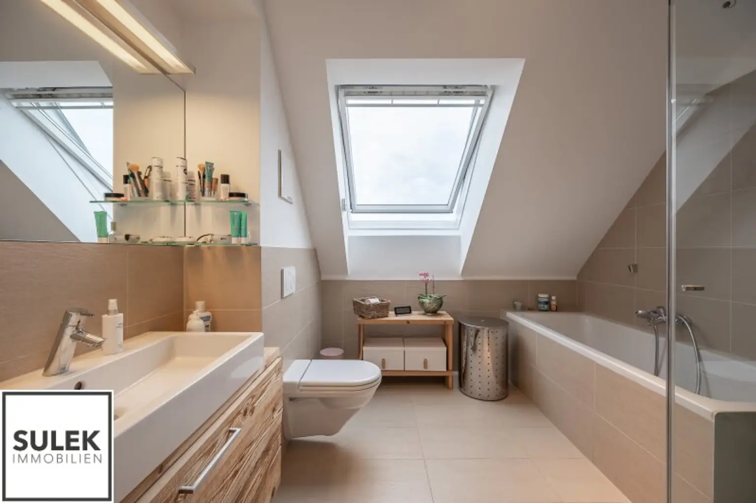 Ab Dezember: zentral begehbare 3 Zimmer Dachgeschoss Wohnung mit südseitigem Balkon im Herzen Döblings!