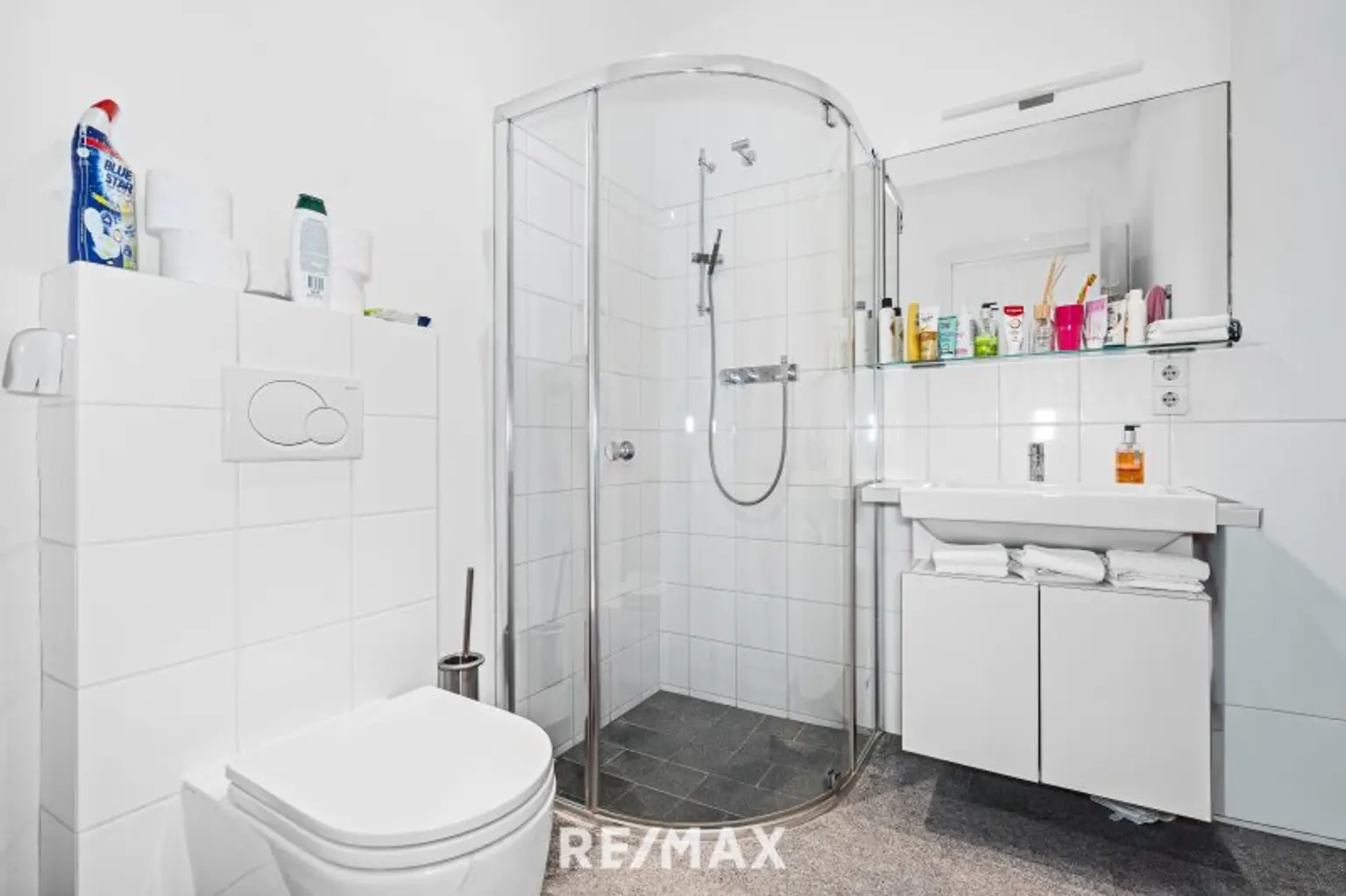 Bad und WC mit barrierefreier Dusche im EG