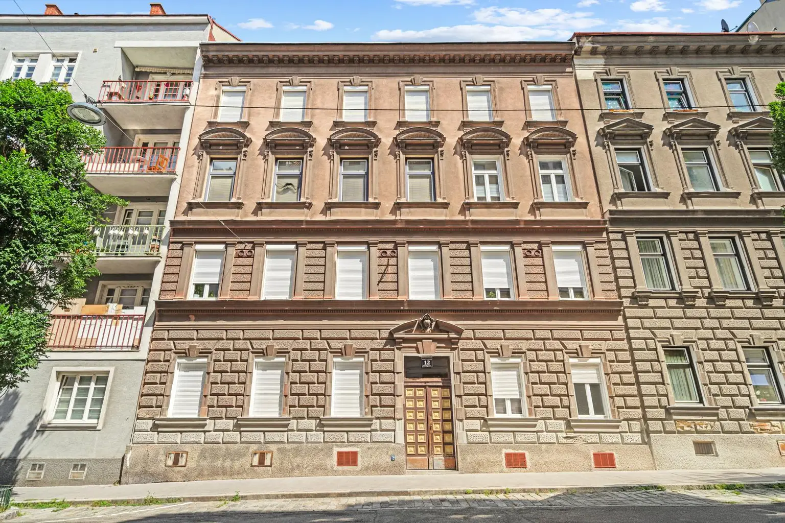 "Private Hofterasse unter Baumkrone!"