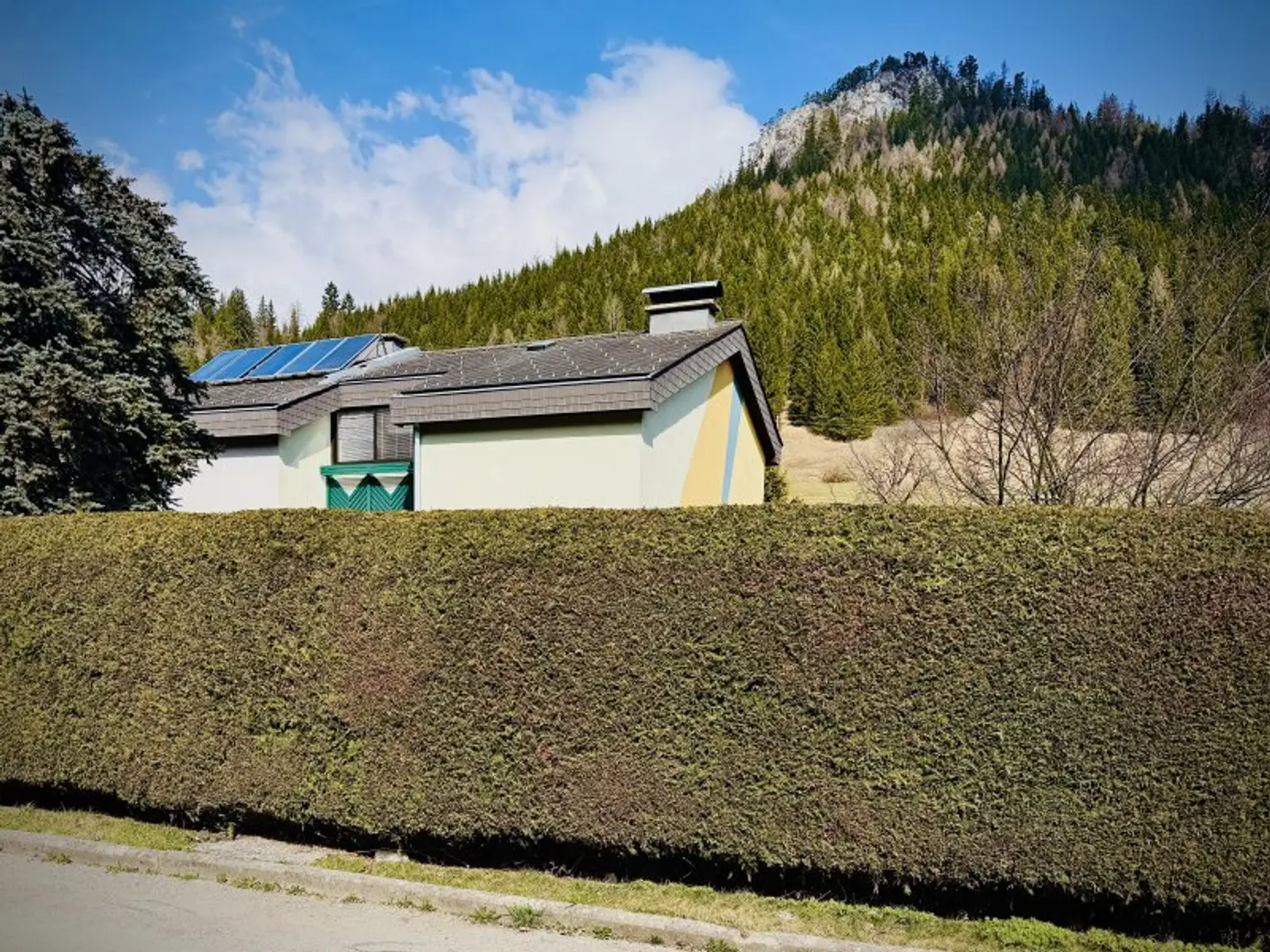 unseinsehbar von der kaum befahrenen Strasse