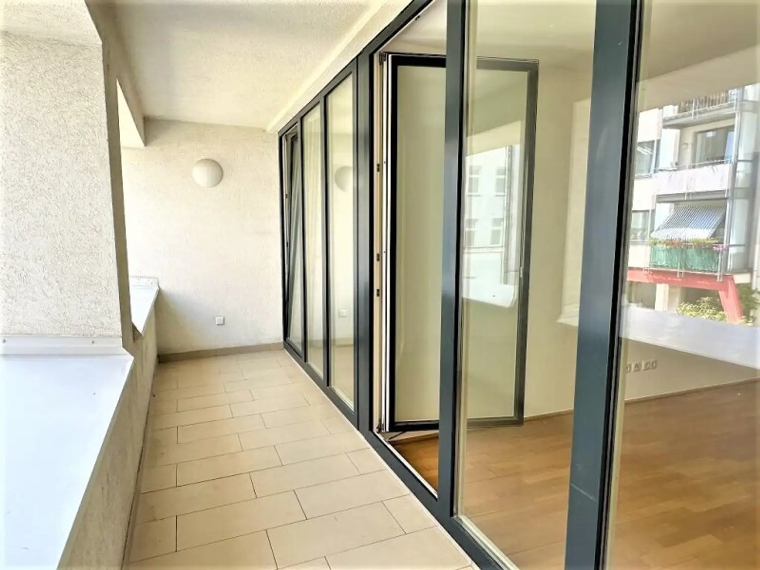 HOFRUHELAGE, HUMBOLDTGASSE, 80 m2 Neubau inkl. Loggia, 2 Zimmer, Komplettküche, Wannenbad, Parketten, U1-Nähe