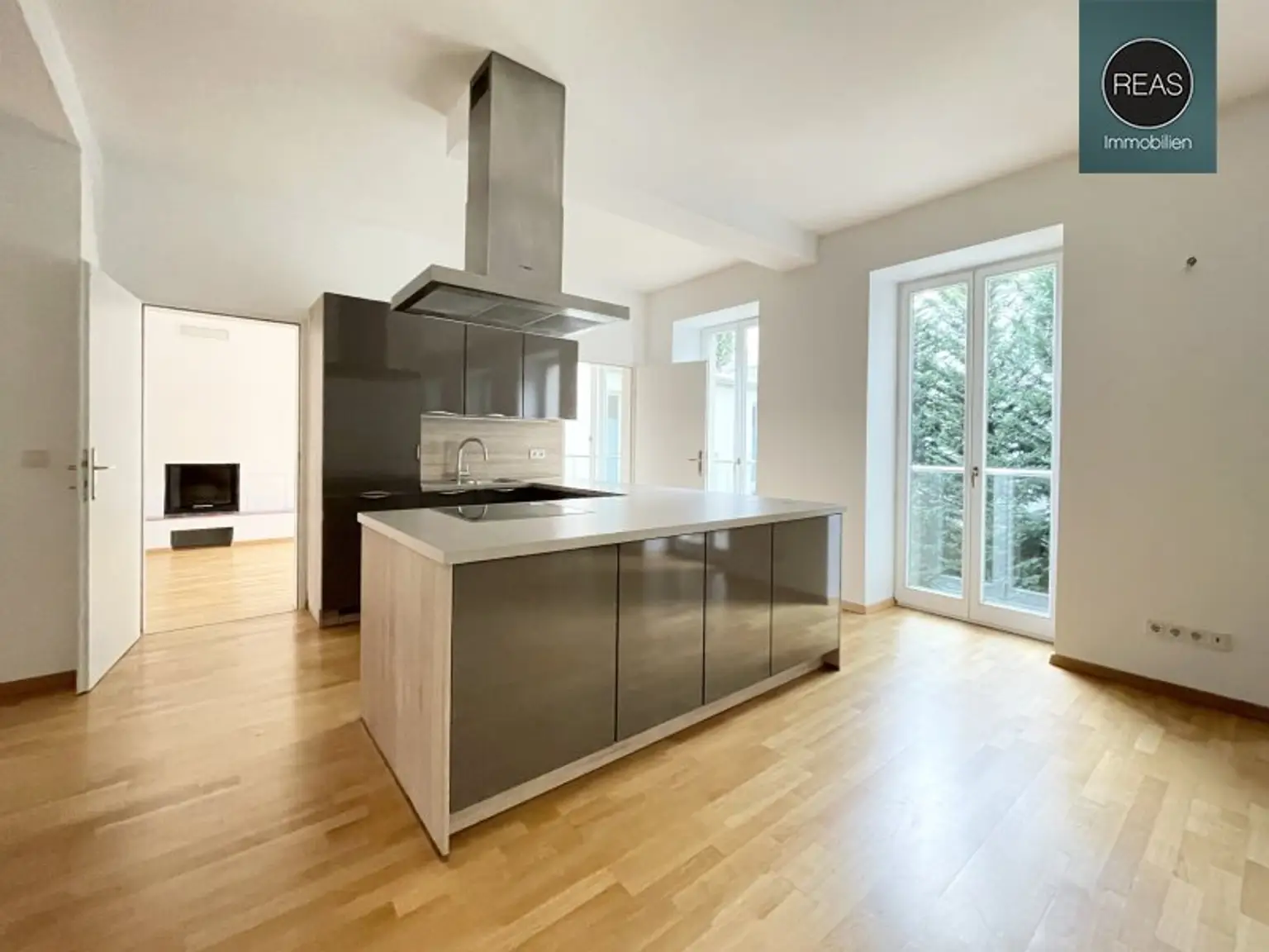 Provisionsfrei: Wunderschönes Apartment mit ruhiger Balkon-Terrasse bei der Orangerie Schönbrunn!