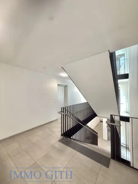 STAMMERSDORFER RUHELAGE: MODERNE 2-ZIMMER-WOHNUNG MIT NEUER KÜCHE, LOGGIA & TERRASSE ZU MIETEN!