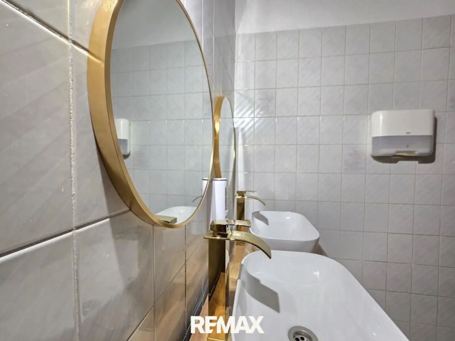 17 Toilettenwaschtische